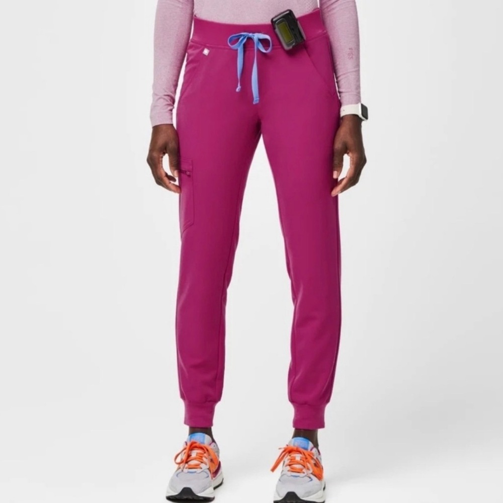 Figs Women's Scrub Set - Casma Top XL / Zamora Jogger XL - RASPBERRY SORBET Ltd - Picture 2 of 13